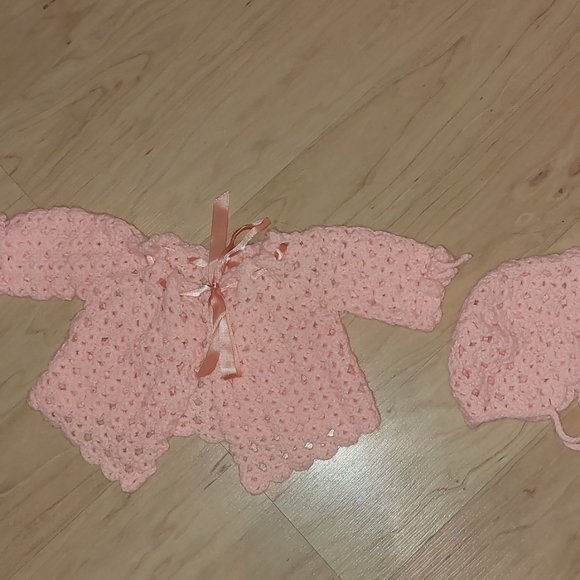 Vtg 2 Handmade Baby Hat and Sweater Sets size 0-3 months - Picture 2 of 3